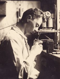 Emil Wolter in der Gravurenwerkstatt