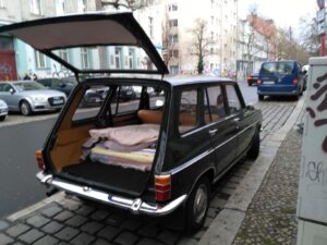 Mit dem SIMCA 1100 GLS, unserem Galerie-Mobil sind wir umgezogen