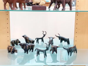 Bronce-Stierfiguren verschiedener Stile und Epochen in der Galerie Franka Löwe