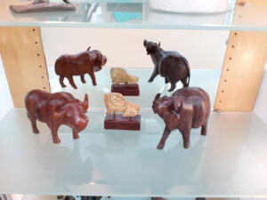 Stierfiguren verschiedener Stile und Epochen in der Galerie Franka Löwe