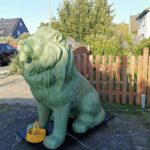 Franz, der Tafel-Löwe, wartet vor den Toren der Galerie Franka Löwe auf neue Bemalung mit Kreide